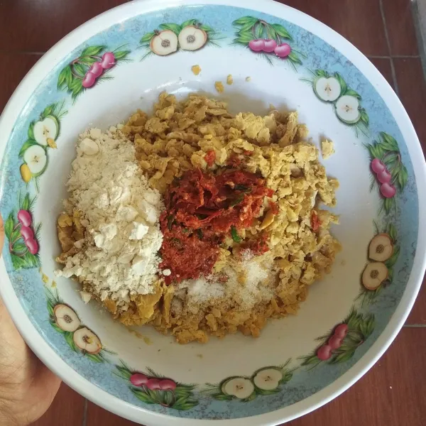 Masukkan bumbu halus ke mangkuk yang berisi tempe. Masukkan juga terigu, gula, garam, dan kaldu bubuk. Aduk hingga tercampur rata.