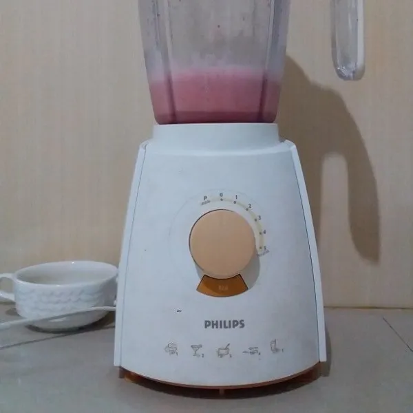 Masukan susu cair beku dan susu kental manis. Blender hingga lembut.