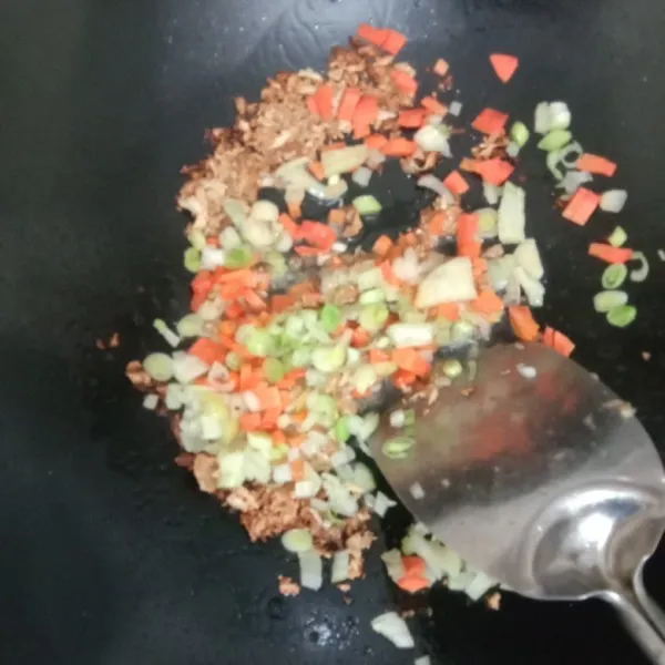 Masukkan potongan wortel aduk rata.Lalu masukkan bombay dan batang daun bawang Aduk2.