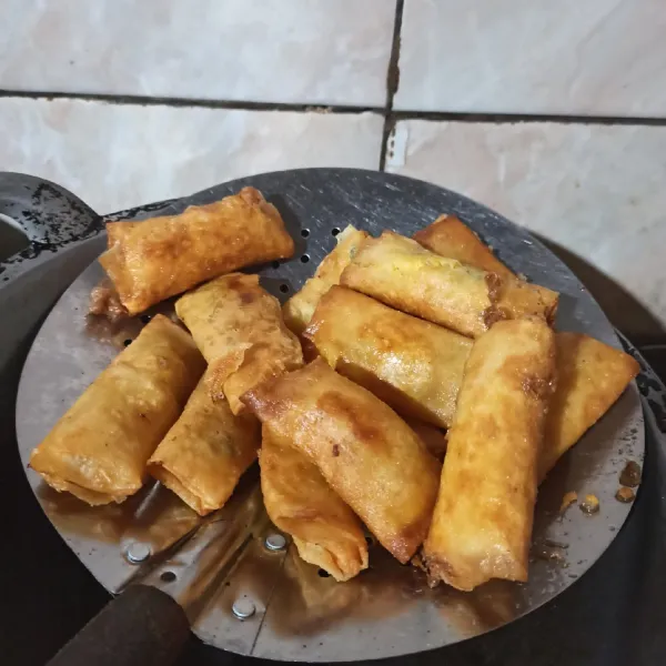 Setelah di goreng, tiriskan lebih dulu.