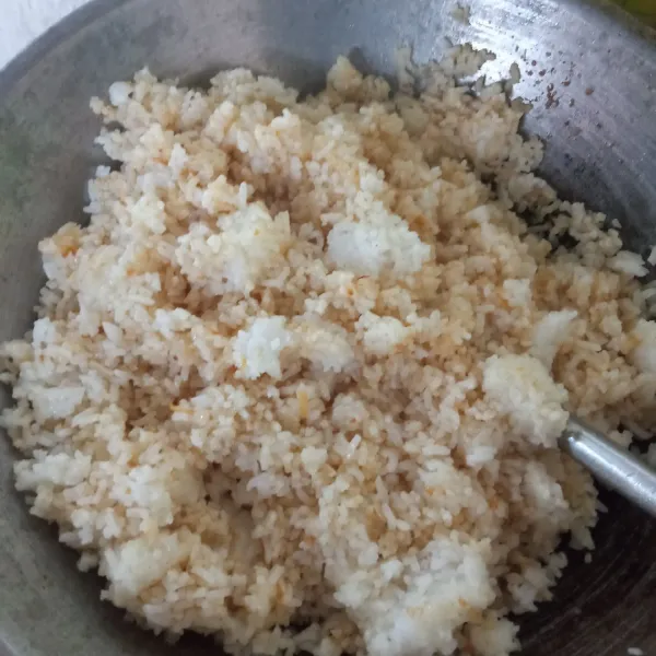 Masukkan nasi, aduk-aduk hingga bumbu tercampur rata.