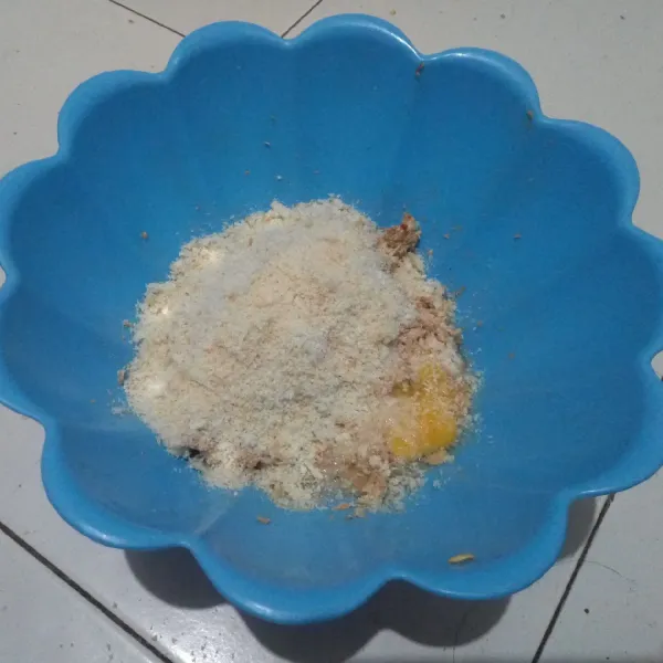 Dalam wadah lain, masukkan tempe yang telah diulek, tambahkan telur dan tepung roti. Uleni hingga semua bahan tercampur rata. Tes rasa.
