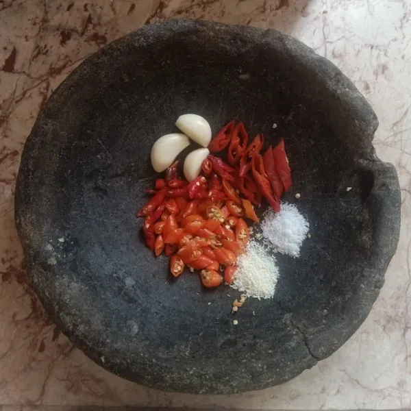 Ulek bawang putih, cabe rawit domba, cabe merah, garam dan kaldu jamur.