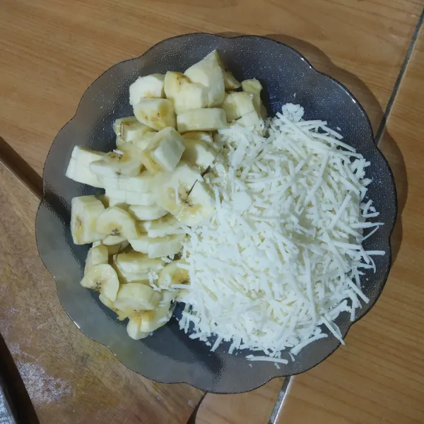 Keju diparut dan pisang dipotong-potong kecil sesuai selera, sisihkan.