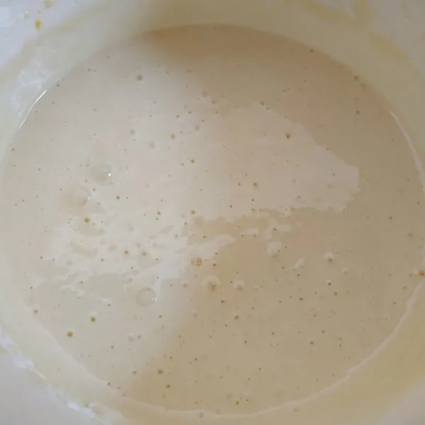 Selanjutnya masukkan susu cair, minyak goreng dan susu kental manis. Mixer dengan kecepatan asal rata.