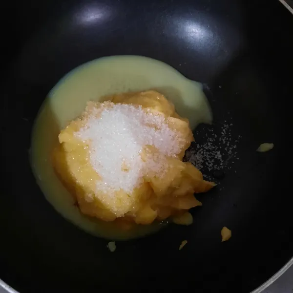 Haluskan tape singkong lalu campur dengan kental manis dan gula. Aduk hingga tercampur rata dan meletup².