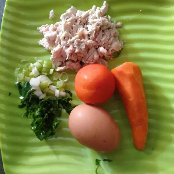 Siapkan bahan-bahan, cincang ayam & rajang tipis-tipis seledri & daun bawang.
