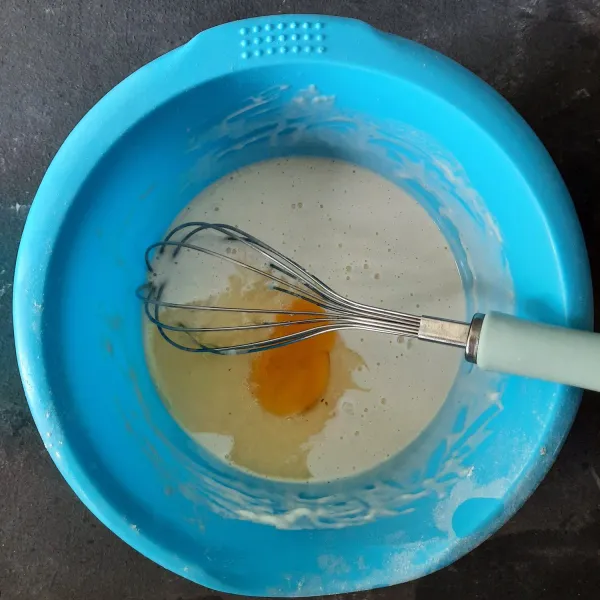 Masukkan telur,aduk rata. Masukkan margarine cair, aduk kembali hingga tercampur rata lalu saring.