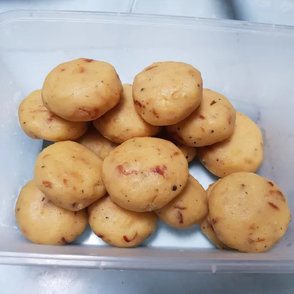 Bentuk adonan kentang bulat pipih atau sesuai selera.