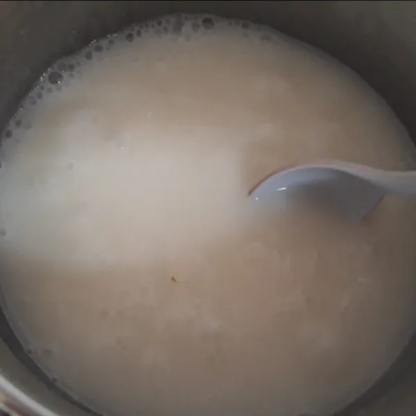 Buat vla vanila : Campur susu, gula pasir dan larutan maizena, aduk rata. Masak sampai mendidih. Matikan api, masukkan vanila cair. Aduk rata. Vla siap digunakan.