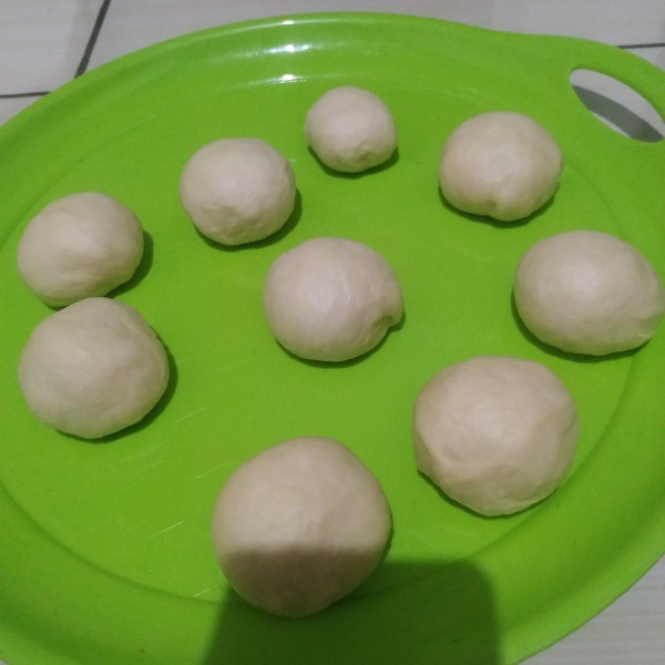 Bagi adonan masing-masing 55gr atau sesuai selera. Bulatkan lalu diamkan selama 15 menit.