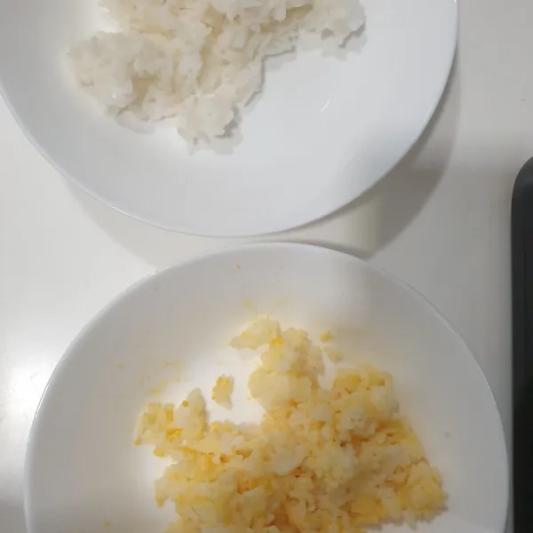 bagi 2 nasi, dan satu bagian nasi campurkan dengan kuning telur rebus yang telah di hancurkan. aduk rata tercampur rata dengan nasi.