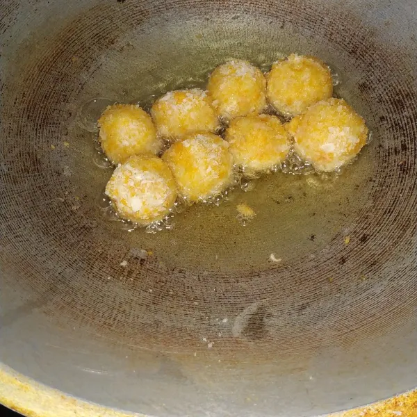 Lapisi dengan tepung roti. Goreng hingga matang.