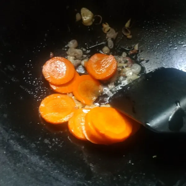 tambahkan wortel.