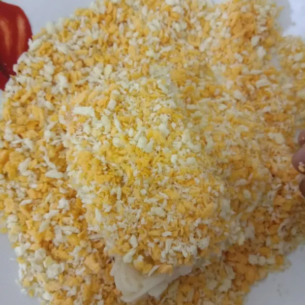 Baluri dengan tepung roti.Lalu goreng.