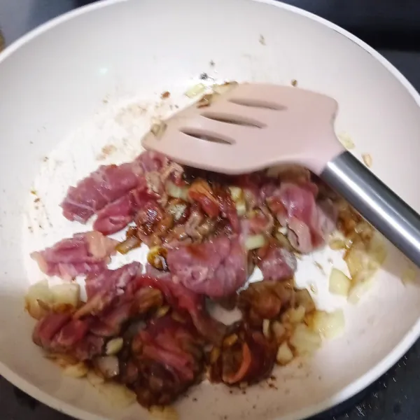 Tumis bawang putih ,bawang bombay sampai wangi lalu masukan daging masak sampai daging empuk, tambahkan air. jika air sdh menyusut tambah bumbu2 ,tes rasa.