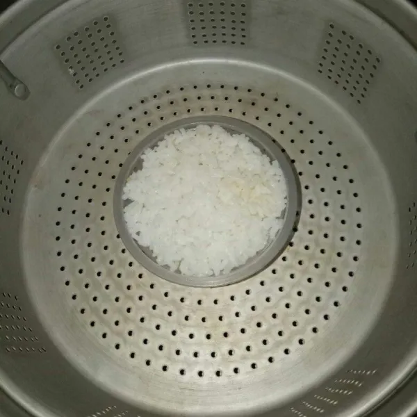Siapkan kukusan dan didihkan air.Kukus nasi tim selama 15 menit.Angkat dan sajikan sesuai porsi,bisa untuk 2 porsi ya.