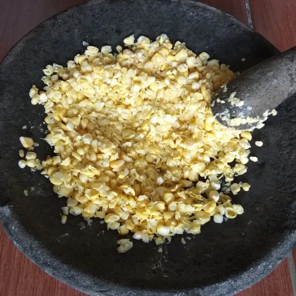 Masukkan jagung manis ke ulekan, haluskan atau ulek kasar jagung manis (hanya digeprek agar air dari jagung keluar).