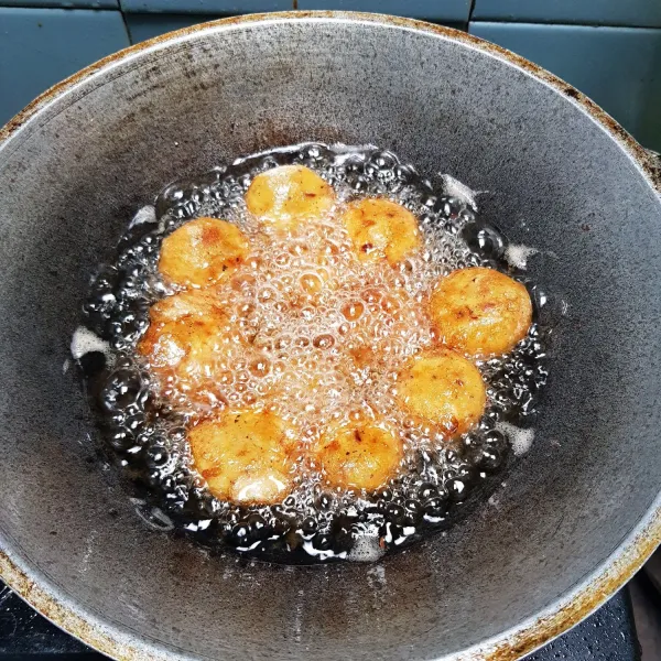 Masukkan adonan kentang yang sudah dibentuk ke dalam putih telur lalu goreng hingga kecoklatan.
