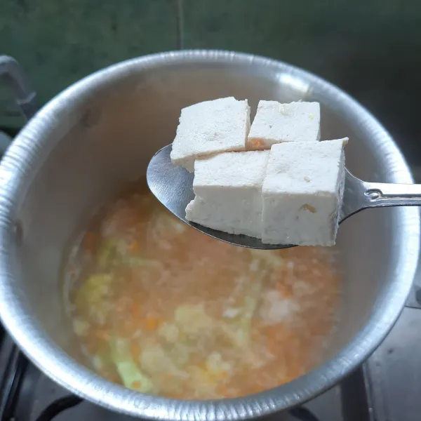 Rebus Ayam, bunga kol, wortel, Tahu dan bawang putih dalam satu panci masak -+5menit jangan terlalu lama.