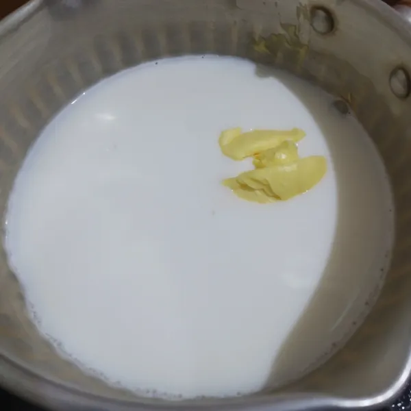 Larutkan fiber creme pada air (bisa diganti susu UHT), tambahkan gula pasir, garam, mentega dan vanili. Masak sambil diaduk, sampai gula dan mentega leleh. Jika sudah, matikan api dan angkat.