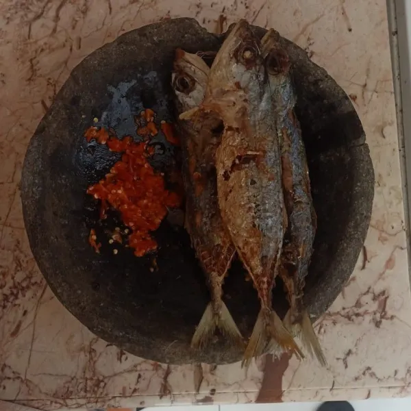 Balur ikan dengan sambal.