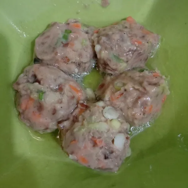 Lalu celupkan ke dalam putih telur.