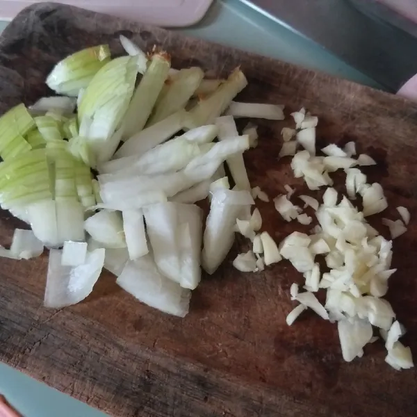 cincang bawang bombai dan bawang putih.