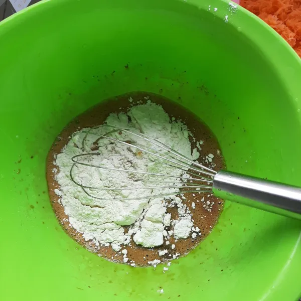 Masukkan bahan kering kemudian aduk kembali dengan whisk hingga rata.