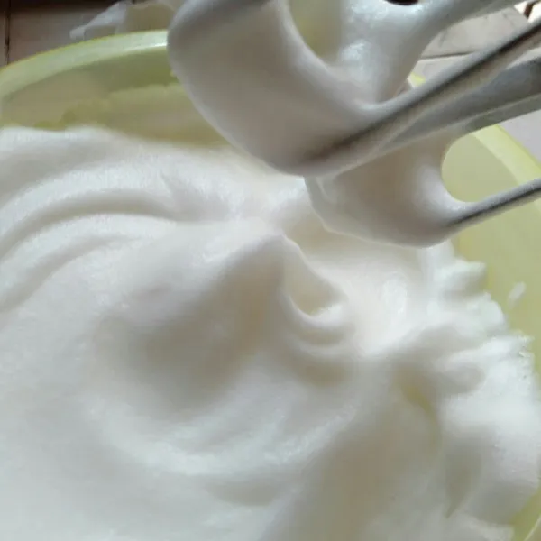 Gunakan mixer kocok putih telur hingga mengembang dan kaku.