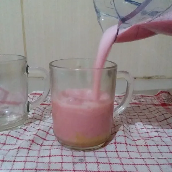 Siapkan gelas saji. Tuang Strawbery milkshake ke dalam gelas.
