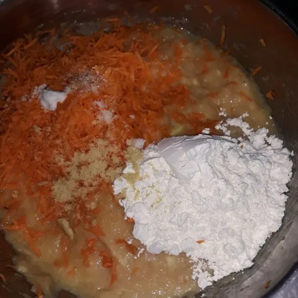 Selanjutnya tambahkan wortel yg telah diserut,tepung terigu,merica bubuk ,garam ,kaldu bubuk dan sejumput gula pasir. aduk rata.