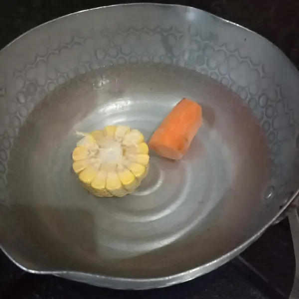 Rebus jagung dan wortel sampai lunak, angkat. Potong wortel berbentuk segitiga untuk mulut ayam. Potong sisanya memanjang atau bentuk bunga sesuai selera anak.