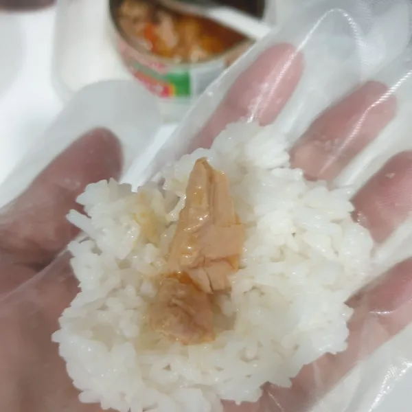 ambil secukupnya Nasi putih,beri Isian ikan Tuna kalengan.