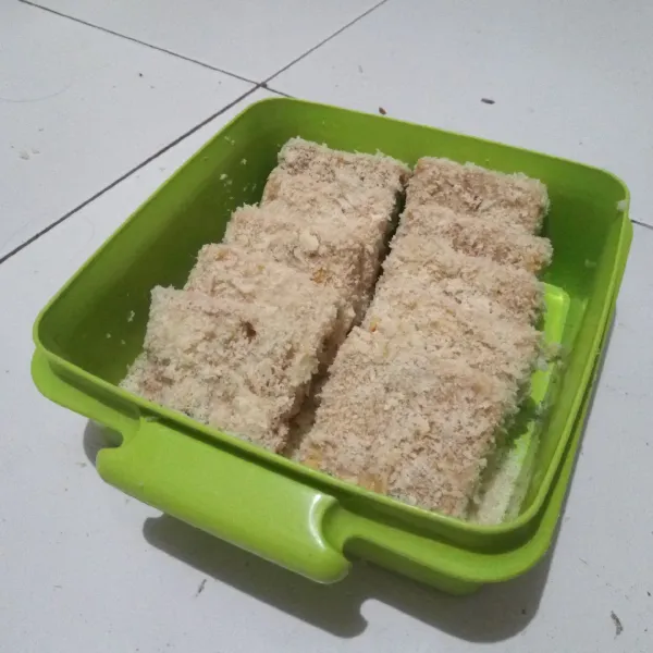 Potong-potong sesuai selera, celupkan ke dalam putih telur, lalu balur dengan tepung roti.