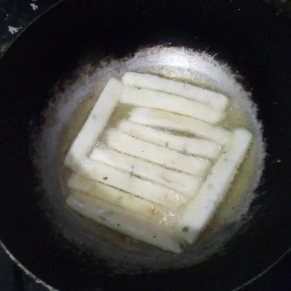 Panaskan sedikit minyak, goreng sampai matang sambil sesekali dibalik. Setelah matang, angkat dan tiriskan.