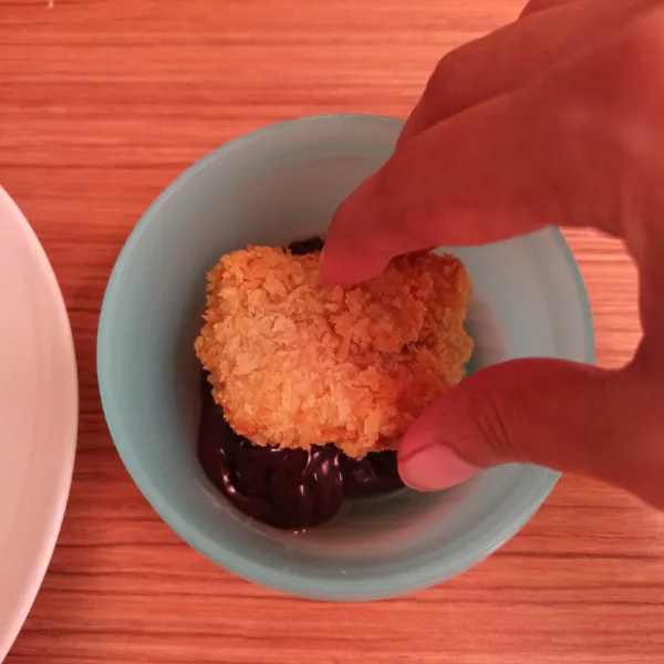 Celupkan pisang yang sudah matang ke dalam coklat glaze. sajikan.