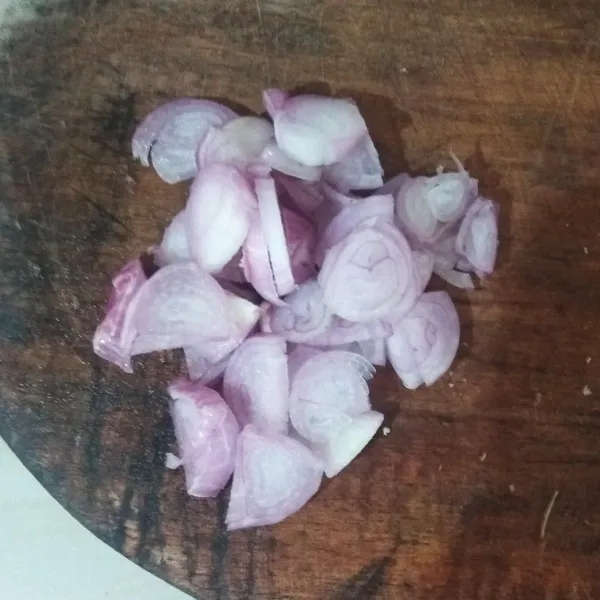 Iris halus bawang merah.