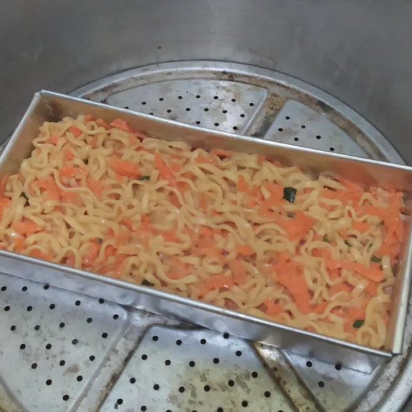masukan kedalam loyang yg sudah di alasi minyak, kukus selama 15 menit.