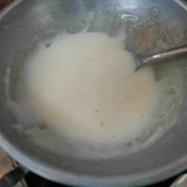 Campur maizena, susu cair dan susu kental manis. Masak hingga mendidih dan mengental.