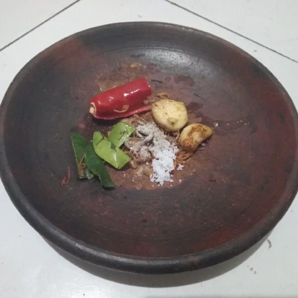 Goreng utuh bawang putih, lalu haluskan bersama bawang goreng, caai besar, daun jeruk, garam secukupnya, sejumput merica bubuk, dan kaldu bubuk (bila suka).