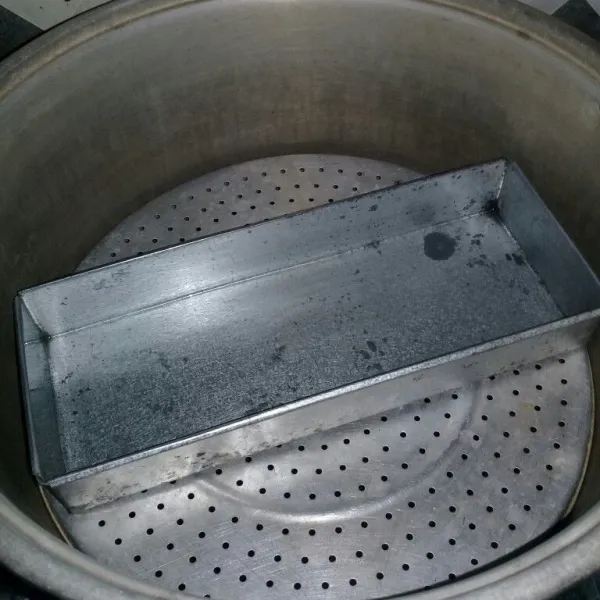 panaskan kukusan lalu masukan loyang yang sudah dioles minyak goreng.