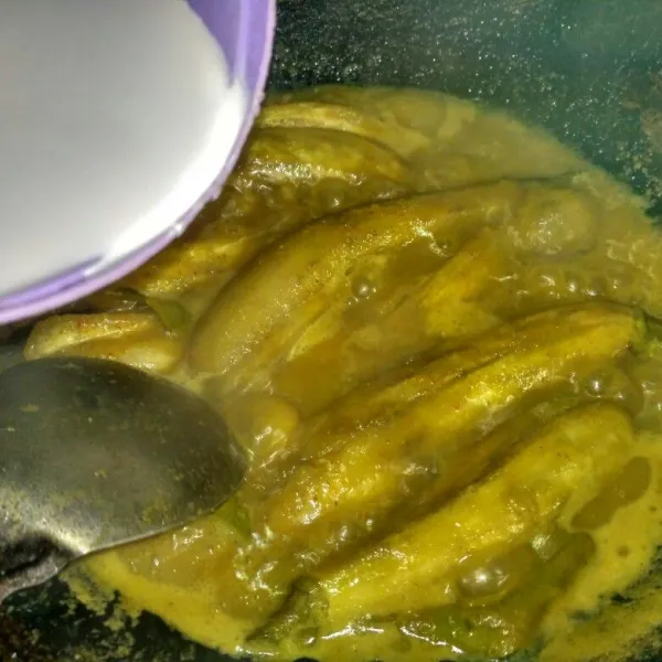 Masukkan santan kental dan aduk perlahan hingga mendidih.