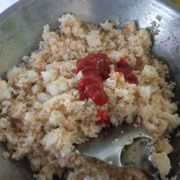 Masukkan saus tomat, garam dan kaldu jamur.