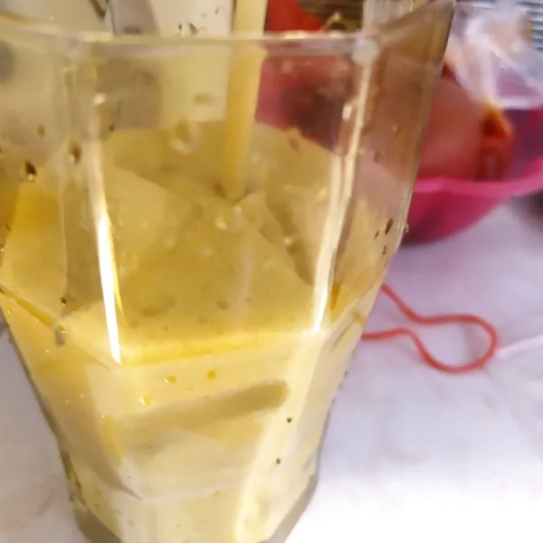 Tambahkan es batu pada gelas lalu tuangkan smoothies dan tambahkan topping chia seed.