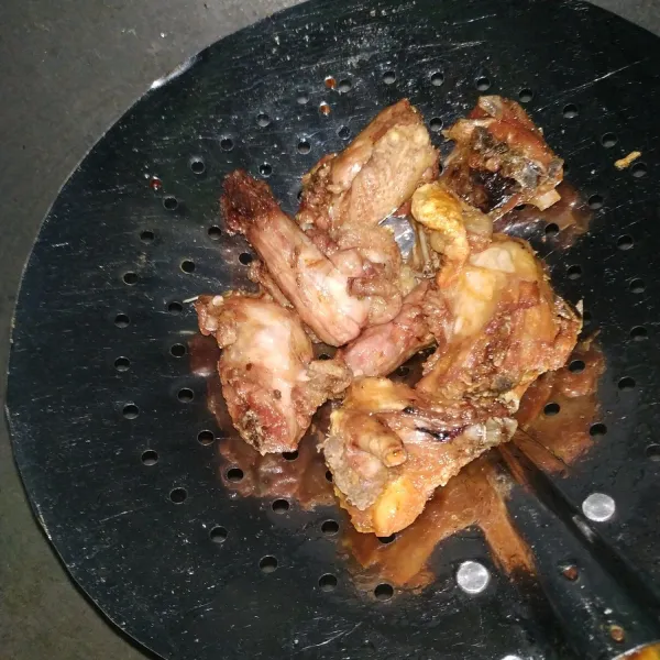 Goreng ayam dan tahu putih terlebih dahulu. Sisihkan.