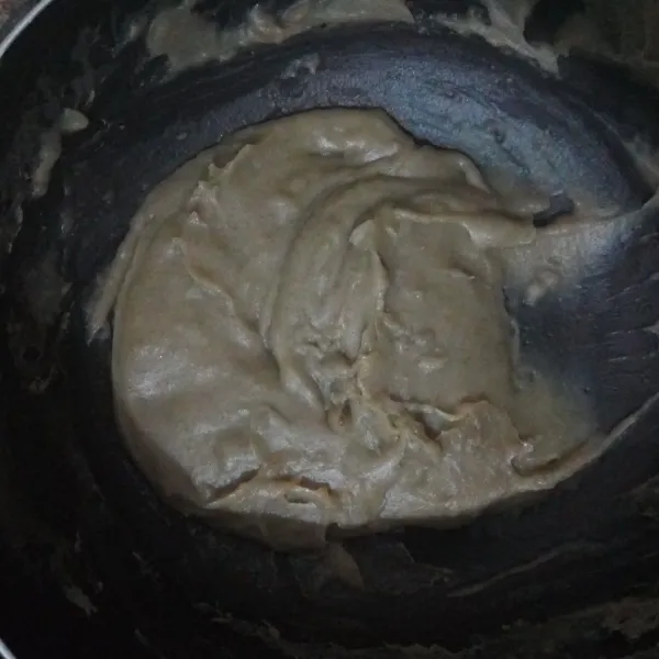 Masak dengan api sedang cenderung kecil sambil terus diaduk perlahan agar tidak gosong. Lakukan hingga mengental (kadar air tersisa sedikit). Sajikan sebagai olesan roti atau disimpan dalam wadah tertutup dan dimasukkan ke dalam kulkas.