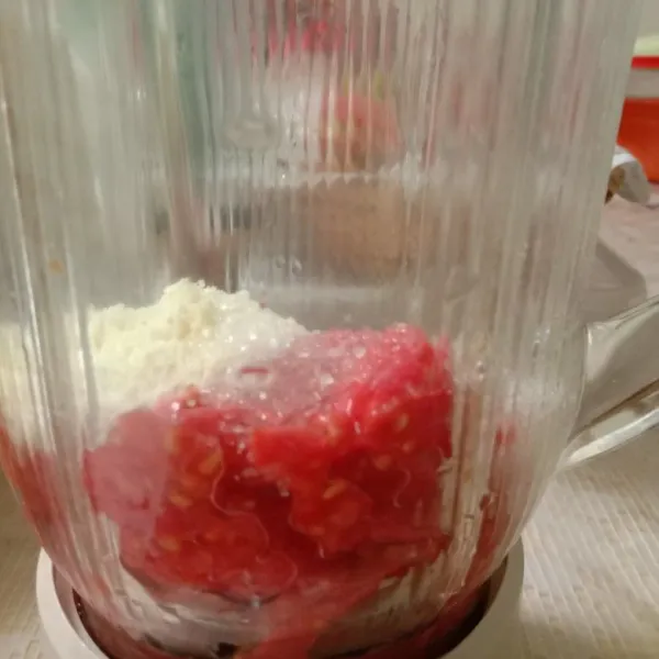 Dalam blender masukkan biji jambu merah, gula pasir/ madu dan susu bubuk.