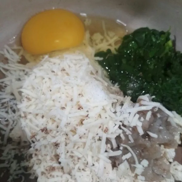 Haluskan tahu, tambahkan udang giling, kangkung rebus yang sudah di cincang halus, keju parut, telur, lada, garam dan pala aduk hingga rata.