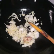 Tumis bawang putih cincang, bawang bombai, dan juga lengkuas. Geprek, tumis hingga harum.